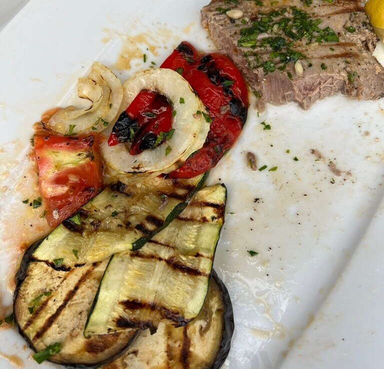 Tuna steak s povrćem s roštilja